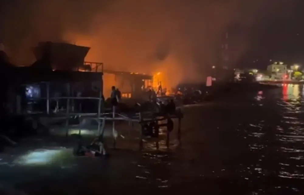 Đám cháy bùng phát ở giữa cửa sông nên công tác chữa cháy khá vất vả. Ảnh cắt từ clip do người dân cung cấp