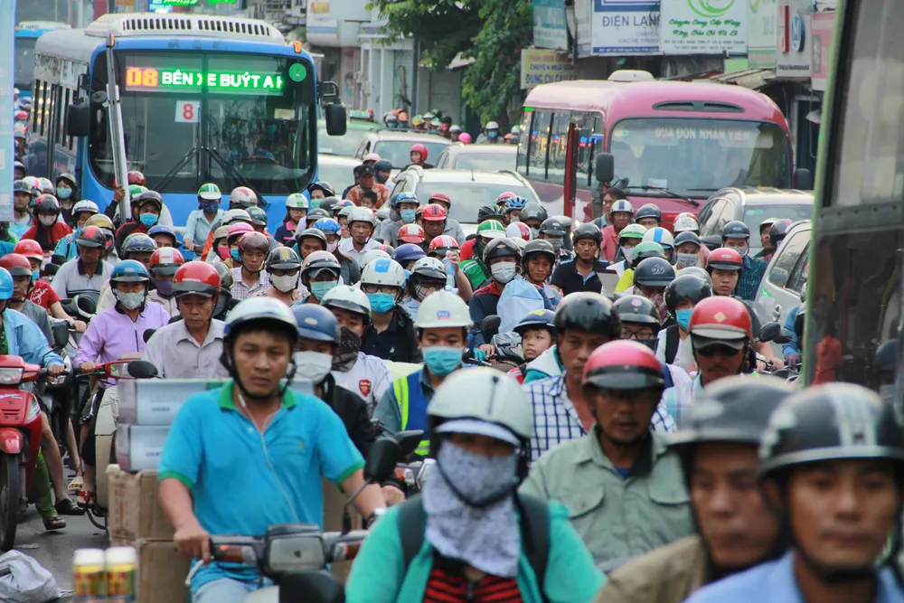 Chiều 29-12, ngày làm việc cuối cùng của năm, đường ra các bến xe đông nghịt người ảnh 3