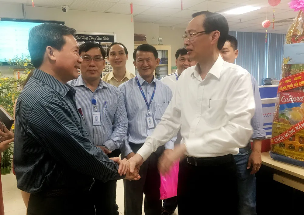 Phó Chủ tịch Thường trực UBND TPHCM Lê Thanh Liêm thăm, chúc tết công nhân ngành điện trực đêm 30  ảnh 1