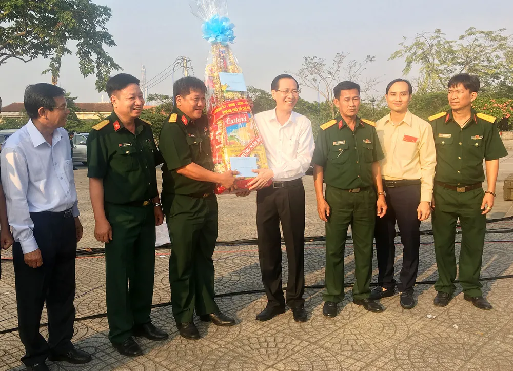 Phó Chủ tịch Thường trực UBND TPHCM Lê Thanh Liêm thăm, chúc tết công nhân ngành điện trực đêm 30  ảnh 2