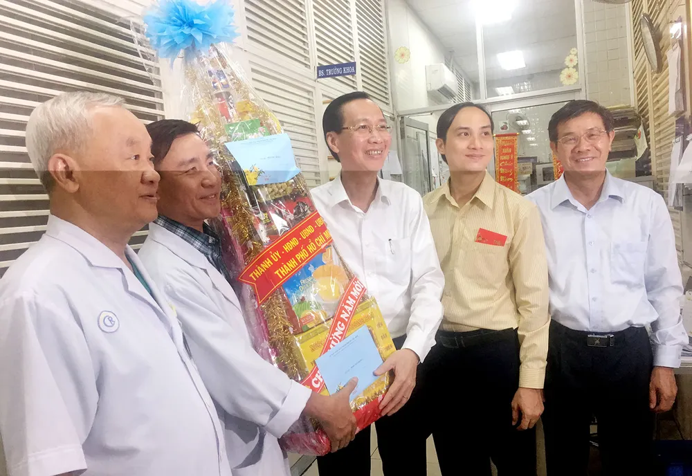 Phó Chủ tịch Thường trực UBND TPHCM Lê Thanh Liêm thăm, chúc tết công nhân ngành điện trực đêm 30  ảnh 3