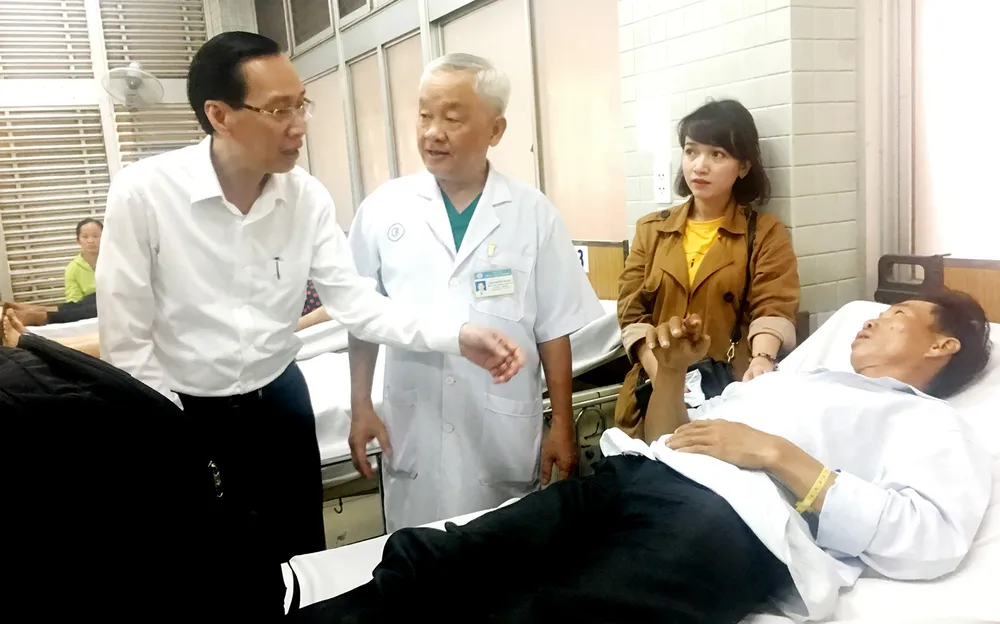 Phó Chủ tịch Thường trực UBND TPHCM Lê Thanh Liêm thăm, chúc tết công nhân ngành điện trực đêm 30  ảnh 4