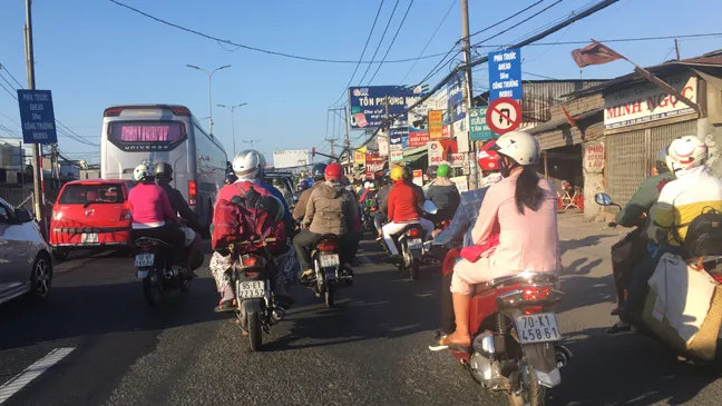 Người dân tấp nập về lại thành phố sau đợt nghỉ Tết ảnh 1