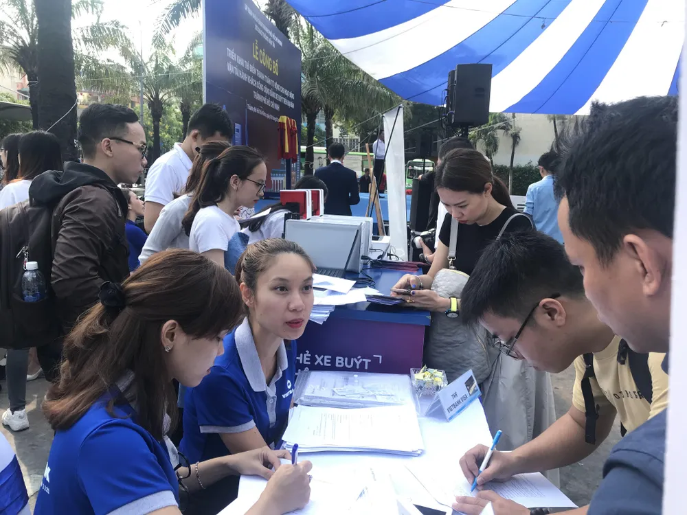 Triển khai thí điểm thẻ thanh toán tự động cho hành khách đi xe buýt ảnh 1