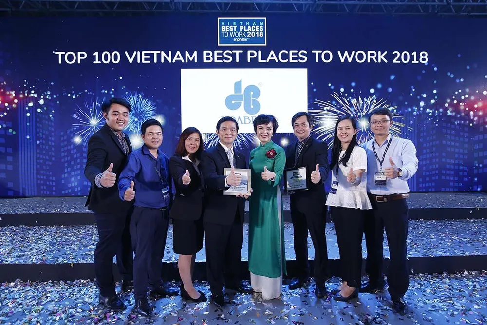 Ông Lê Viết Hải, Chủ tịch HĐQT, TGĐ Công ty CP tập đoàn Xây dựng Hòa Bình (Người thứ 5 từ phải sang) cùng cộng sự tại buổi vinh danh