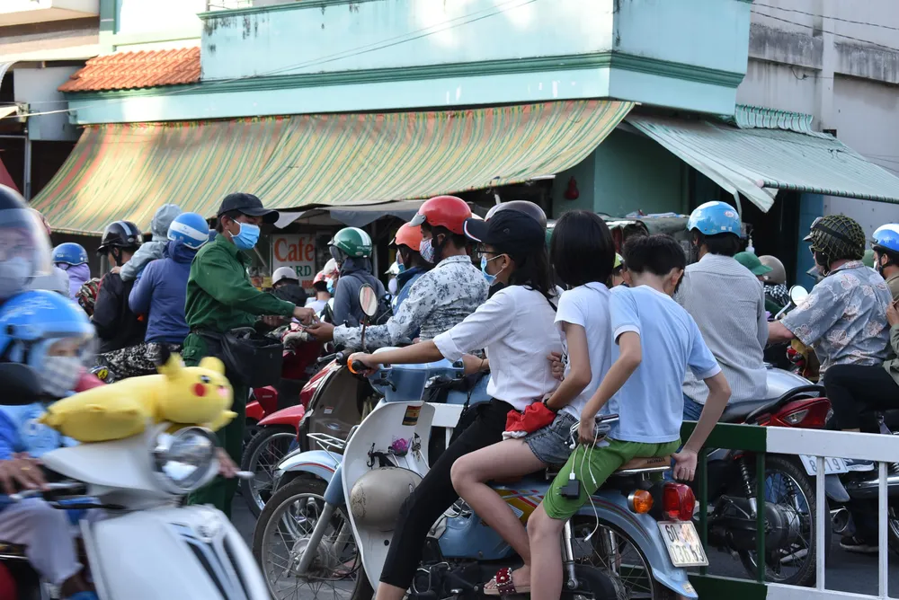 Người dân tấp nập về lại thành phố sau kỳ nghỉ Lễ Giỗ Tổ Hùng Vương ảnh 3