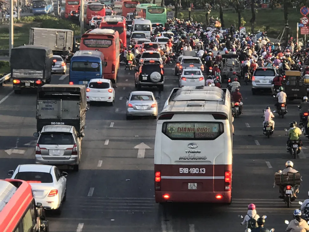 Người dân tấp nập về lại thành phố sau kỳ nghỉ Lễ Giỗ Tổ Hùng Vương ảnh 4