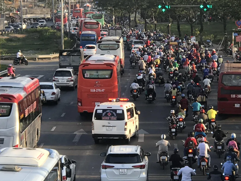 Người dân tấp nập về lại thành phố sau kỳ nghỉ Lễ Giỗ Tổ Hùng Vương ảnh 5