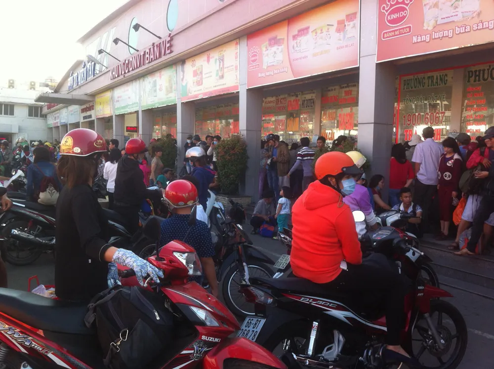 Người dân TPHCM tấp nập về quê nghỉ lễ ảnh 1