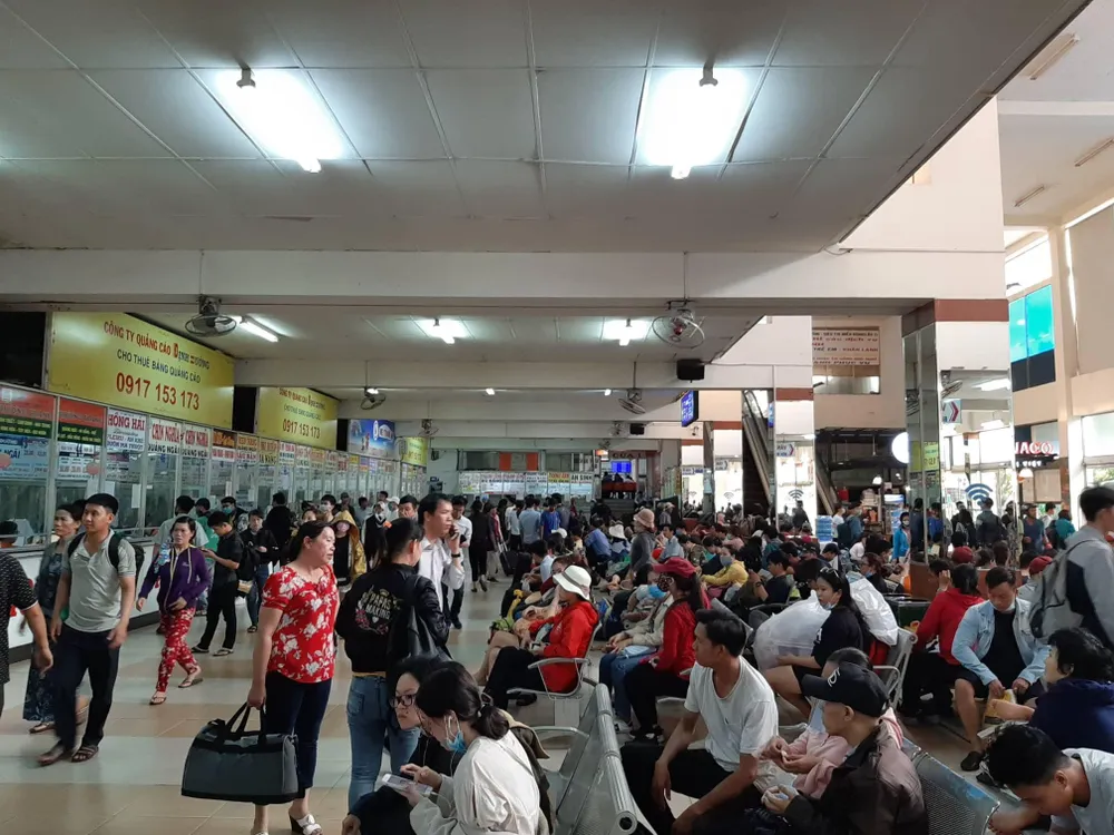 Người dân TPHCM tấp nập về quê nghỉ lễ ảnh 3