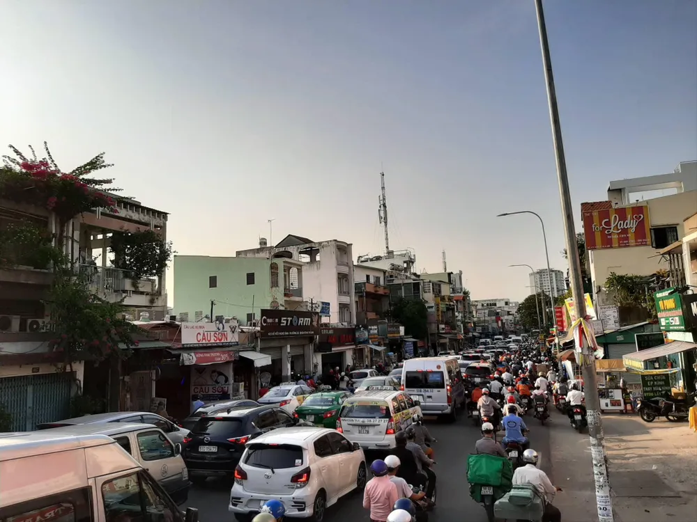 Người dân TPHCM tấp nập về quê nghỉ lễ ảnh 6