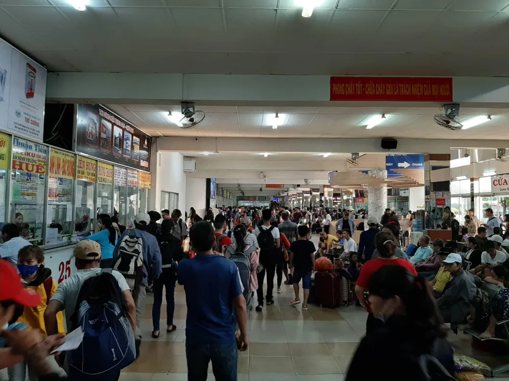 Người dân TPHCM tấp nập về quê nghỉ lễ ảnh 5