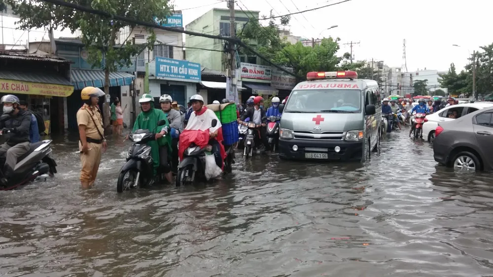 Nhiều khu vực trên địa bàn TPHCM bị ngập nước sau mỗi trận mưa lớn. Ảnh: ĐAN NGUYÊN 