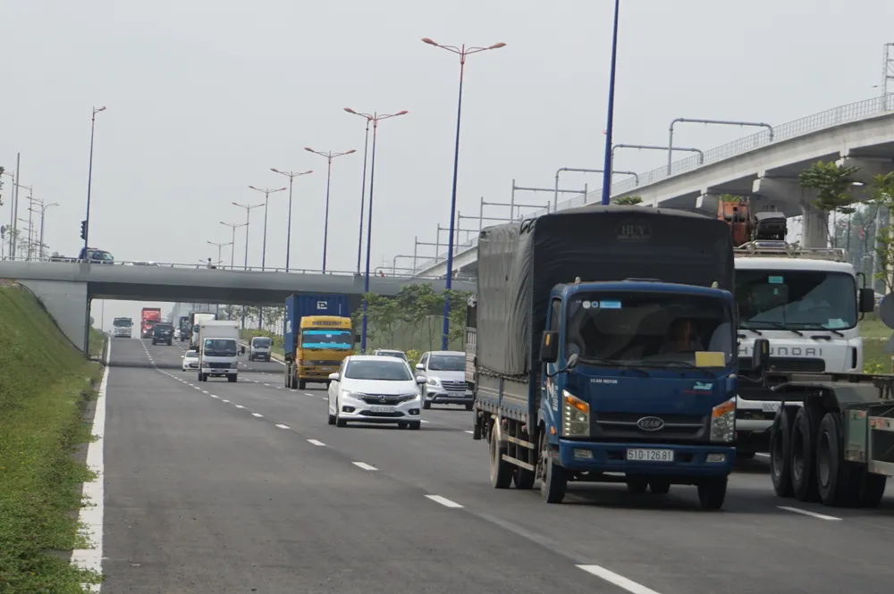 Thông xe nút giao giải cứu kẹt xe khu Đông TPHCM ảnh 3