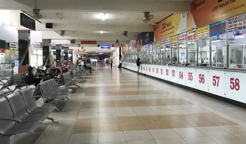 Bến xe miền Đông vắng khách. Ảnh: QUỐC HÙNG
