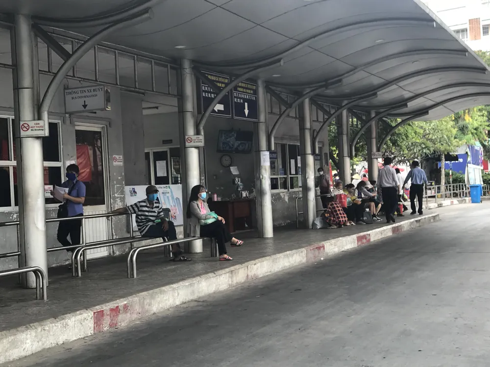 Bến xe vắng khách ảnh 2