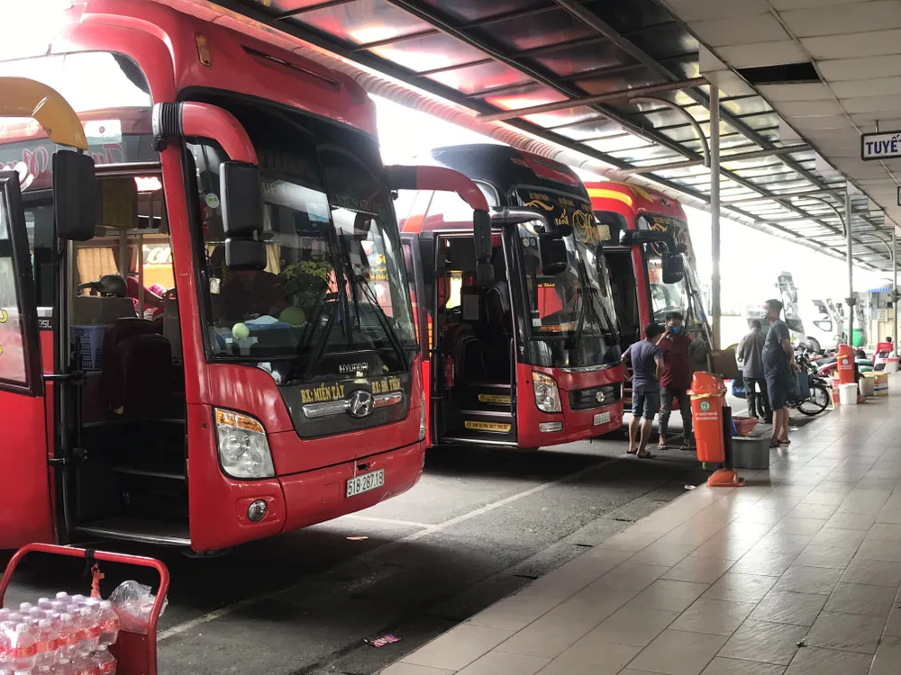 Bến xe vắng khách ảnh 3