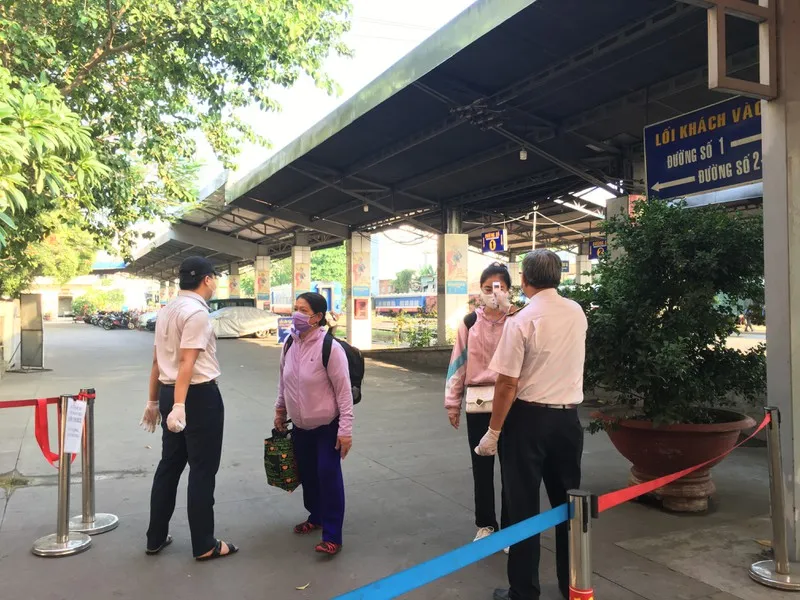 Tạm ngưng hoạt động xe hợp đồng, xe du lịch 9 chỗ từ hôm nay 30-3 ảnh 2