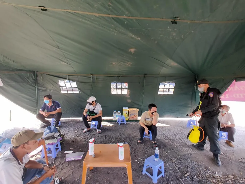 Ra quân chốt chặn kiểm tra thân nhiệt phòng chống dịch Covid-19 ảnh 9