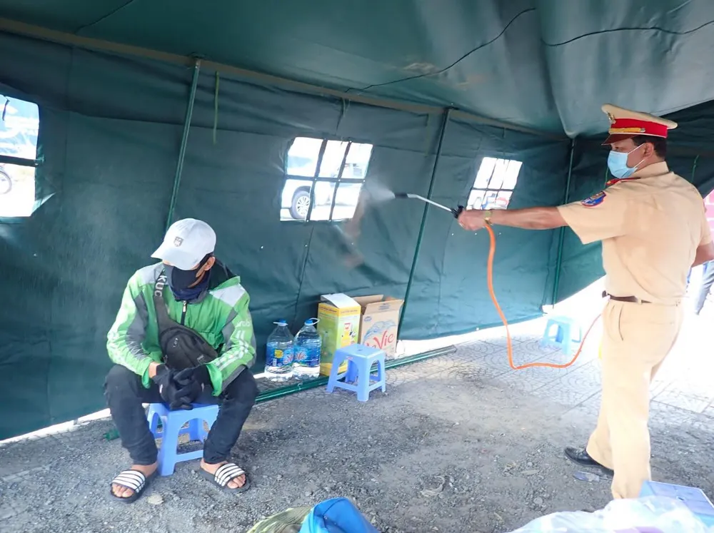 Ra quân chốt chặn kiểm tra thân nhiệt phòng chống dịch Covid-19 ảnh 11