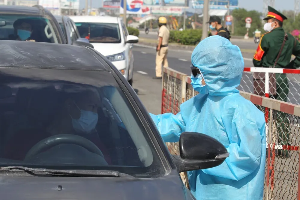 Ra quân chốt chặn kiểm tra thân nhiệt phòng chống dịch Covid-19 ảnh 7