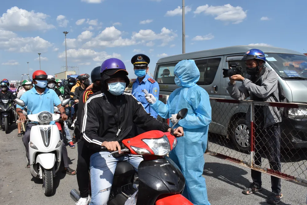 Ra quân chốt chặn kiểm tra thân nhiệt phòng chống dịch Covid-19 ảnh 1