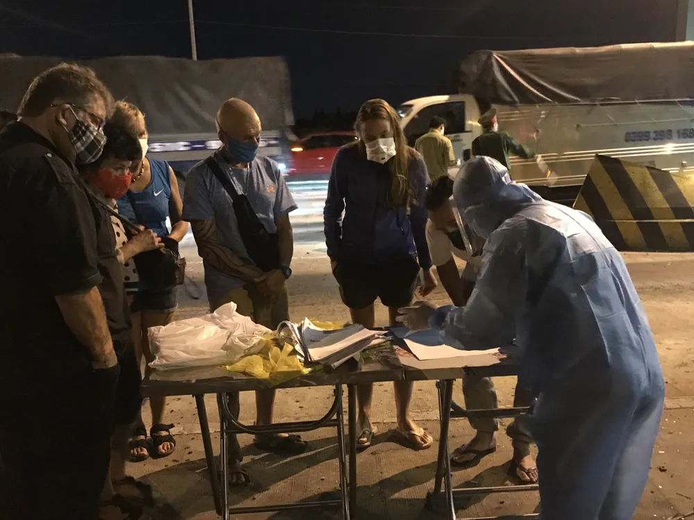 Ngày thứ 2 lực lượng liên ngành kiểm soát người vào TPHCM ảnh 3