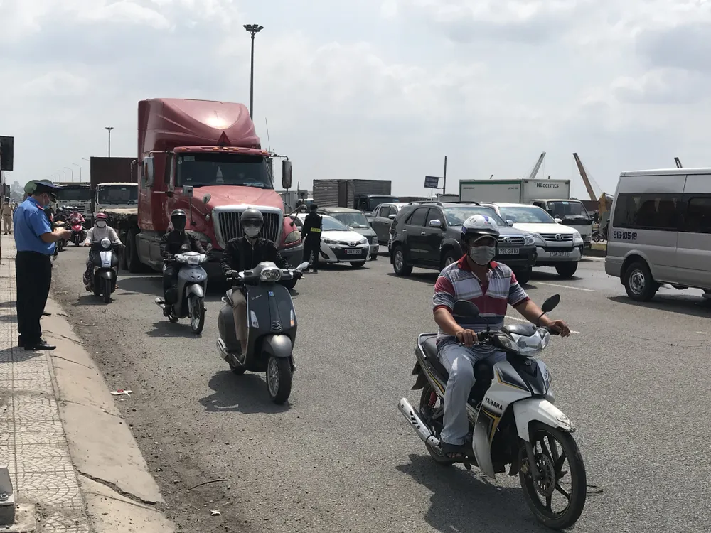 Ngày thứ 2 lực lượng liên ngành kiểm soát người vào TPHCM ảnh 1