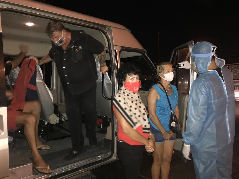 Ngày thứ 2 lực lượng liên ngành kiểm soát người vào TPHCM ảnh 4