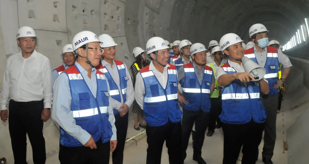 Phó Thủ tướng Phạm Bình Minh thị sát tiến độ thi công tuyến metro Bến Thành - Suối Tiên ảnh 1