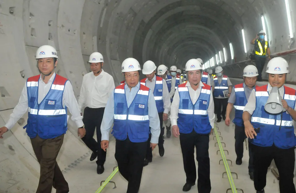 Phó Thủ tướng Phạm Bình Minh và Chủ tịch UBND TPHCM Nguyễn Thành Phong thị sát tuyến đi ngầm metro Bến Thành - Suối Tiên. Ảnh: CAO THĂNG