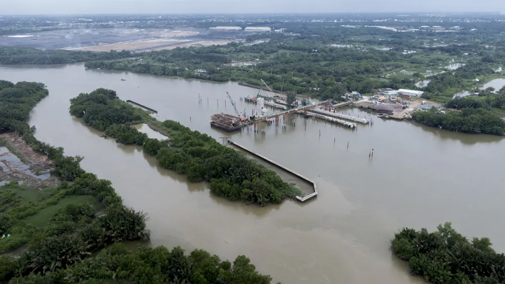 Lắp cửa van ngăn triều lớn nhất Việt Nam ảnh 2