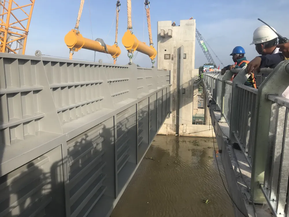 Lắp cửa van ngăn triều lớn nhất Việt Nam ảnh 1
