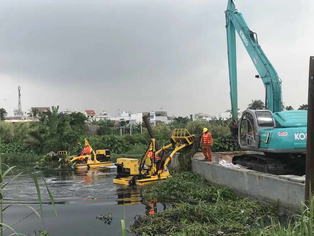 Tổ hợp hiện đại trên sông rạch TPHCM “gắp” hơn 5 tấn rác/giờ ảnh 4
