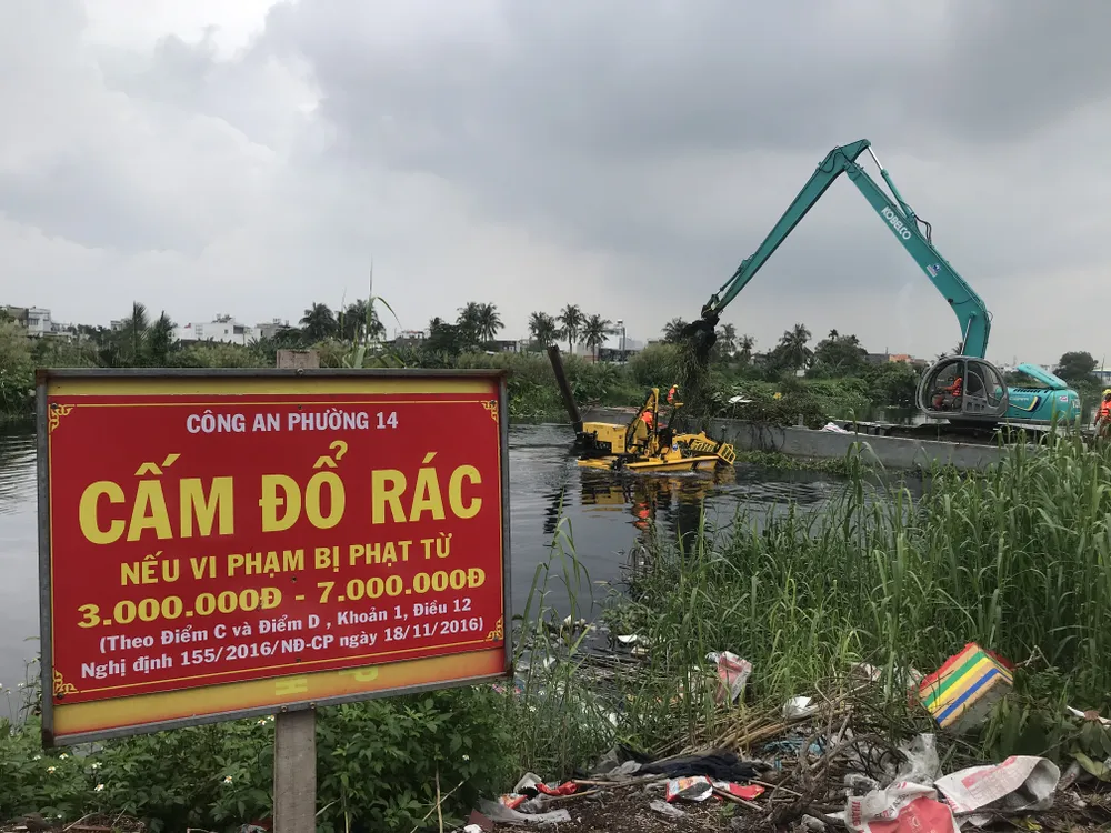 Tổ hợp hiện đại trên sông rạch TPHCM “gắp” hơn 5 tấn rác/giờ ảnh 2