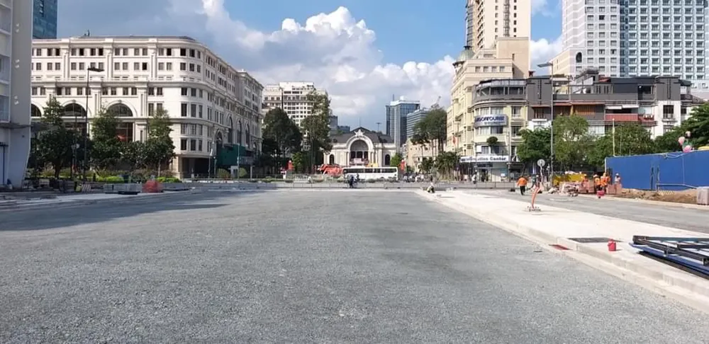 Tháo dỡ rào chắn tuyến metro số 1 trên đường Lê Lợi  ảnh 1