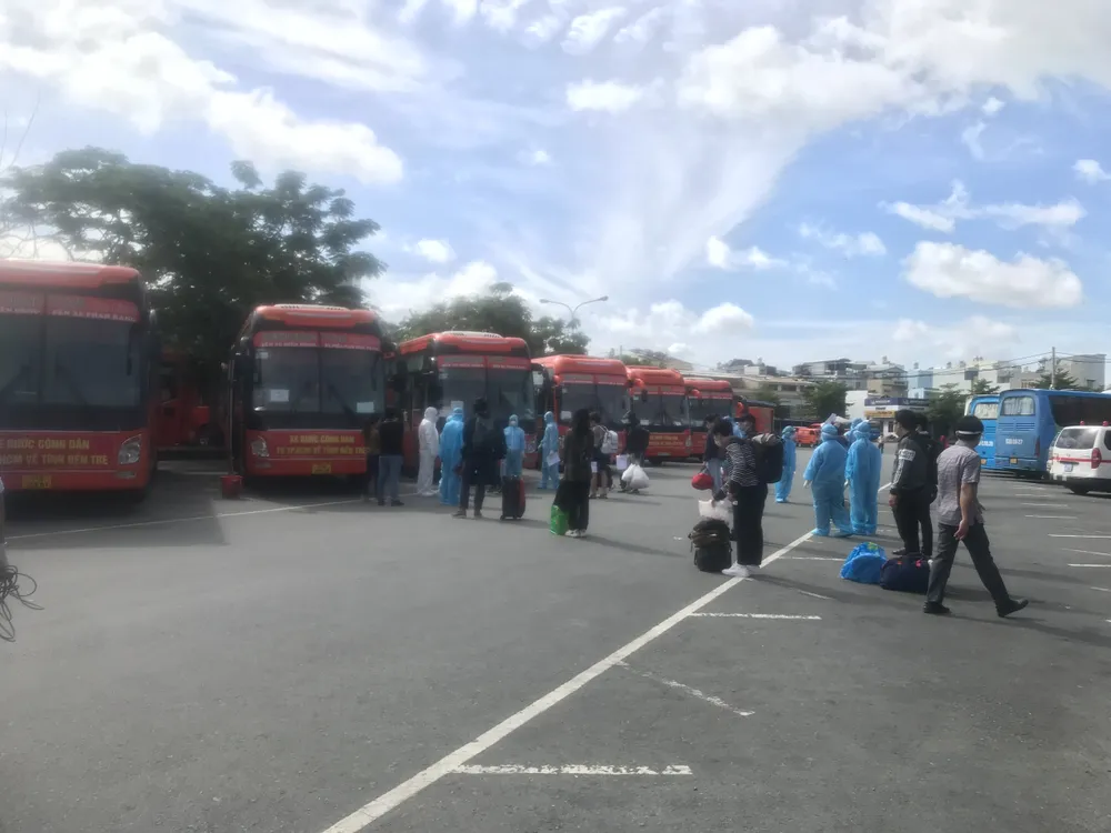 Hơn 300 người dân Bến Tre ở TPHCM được Công ty Phương Trang đưa về quê ảnh 1