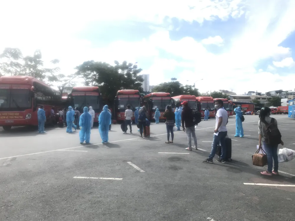 Hơn 300 người dân Bến Tre ở TPHCM được Công ty Phương Trang đưa về quê ảnh 2