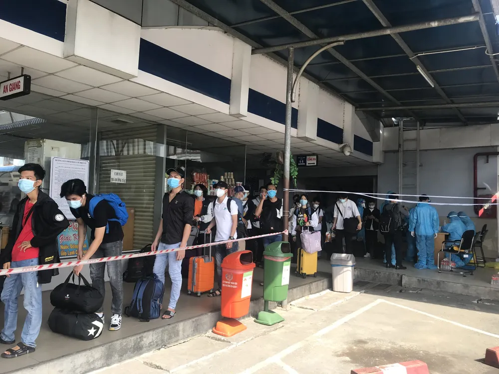 Cần Thơ đón hơn 400 người trở về từ TPHCM  ảnh 2