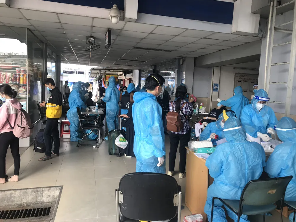 Phú Yên, Vĩnh Long tiếp tục đưa người dân về quê ảnh 1