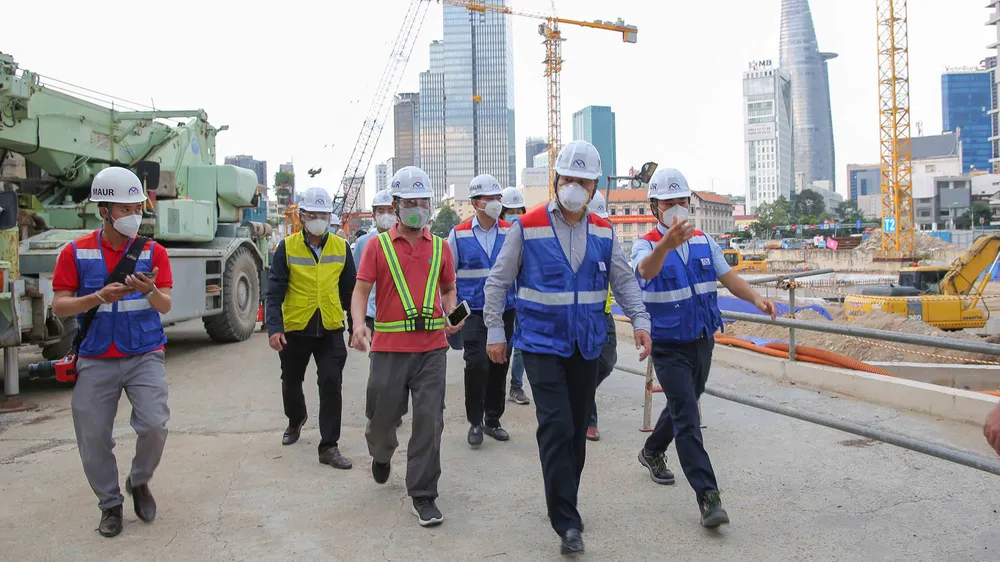 Thứ Trưởng Bộ Xây dựng Lê Quang Hùng khảo sát tiến độ thi công mùa dịch. Ảnh: DŨNG PHƯƠNG