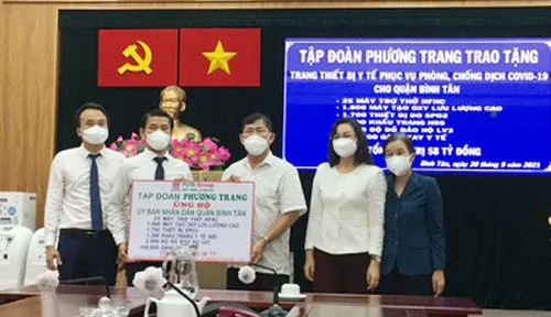 Tập đoàn Phương Trang trao tặng hàng ngàn trang thiết bị y tế hỗ trợ quận Bình Tân phòng, chống dịch Covid-19. Ảnh: QUỐC HÙNG