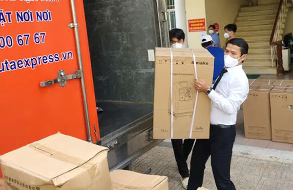 Tập đoàn Phương Trang trao tặng quận Bình Tân hơn 5.000 thiết bị y tế phòng chống dịch Covid-19 ảnh 1