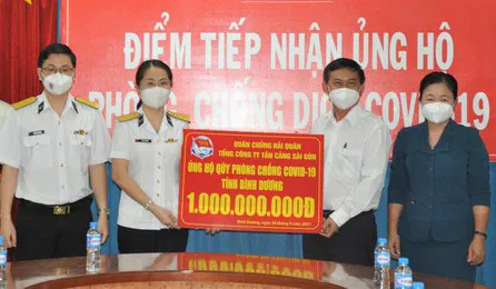 Đại diện Tổng Công ty Tân cảng Sài Gòn trao bảng tượng trưng ủng hộ Quỹ phòng, chống Covid-19 tỉnh Bình Dương. Ảnh: Tân Cảng  Sài Gòn