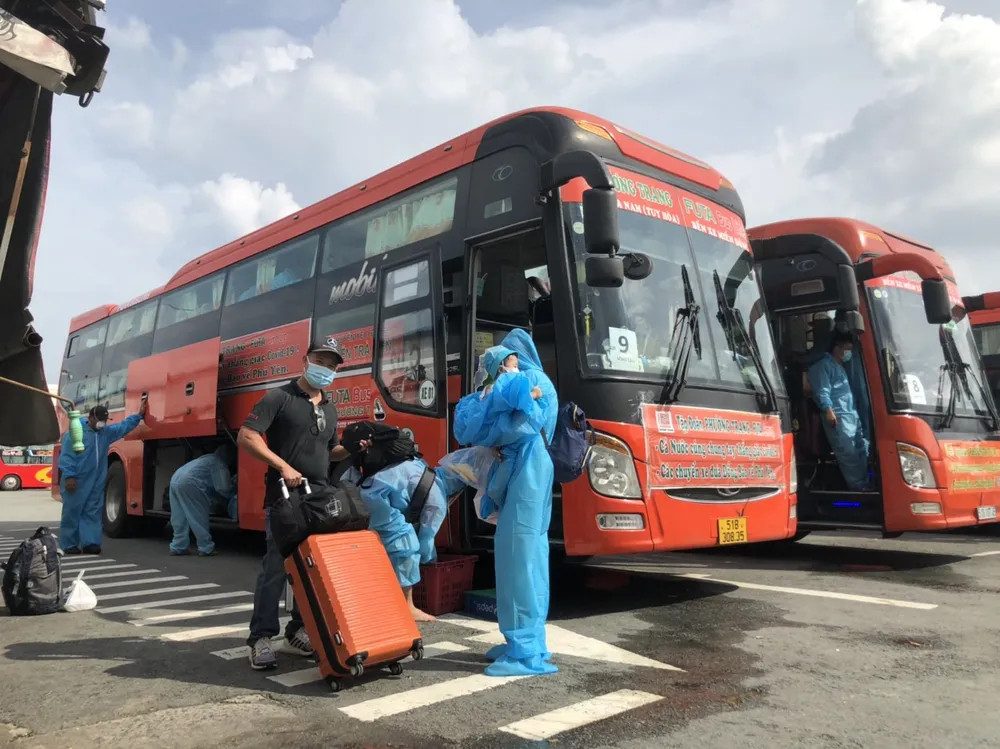 Phương Trang đón gần 30.000 người dân các tỉnh từ các vùng dịch về quê an toàn ảnh 2