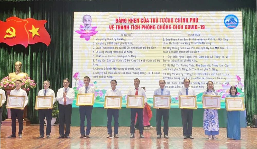 Chủ tịch nước tặng thưởng Huân chương Lao động hạng Ba cho đơn vị có nhiều đóng góp chống dịch Covid-19 ảnh 1