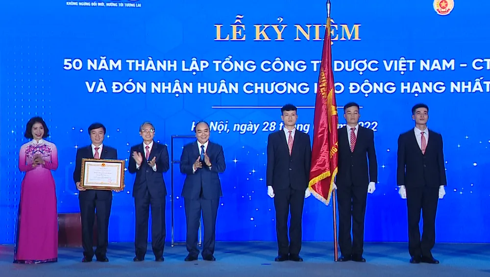 Chủ tịch nước Nguyễn Xuân Phúc: Không để xảy ra tình trạng thiếu thuốc, trang thiết bị y tế ảnh 2