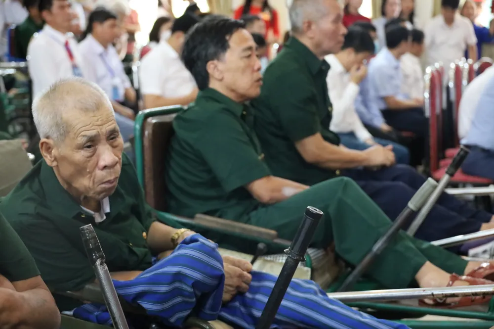 Chủ tịch nước Nguyễn Xuân Phúc cùng các bộ, ngành thăm, tặng quà Trung tâm Điều dưỡng Thương binh Thuận Thành ảnh 2