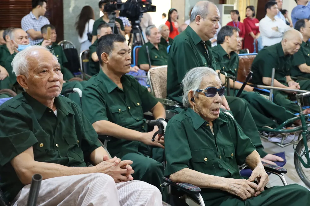 Chủ tịch nước Nguyễn Xuân Phúc cùng các bộ, ngành thăm, tặng quà Trung tâm Điều dưỡng Thương binh Thuận Thành ảnh 1