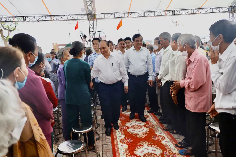 Chủ tịch nước Nguyễn Xuân Phúc thăm và tặng quà cho các gia đình thương binh, liệt sĩ ở Quảng Nam ảnh 1